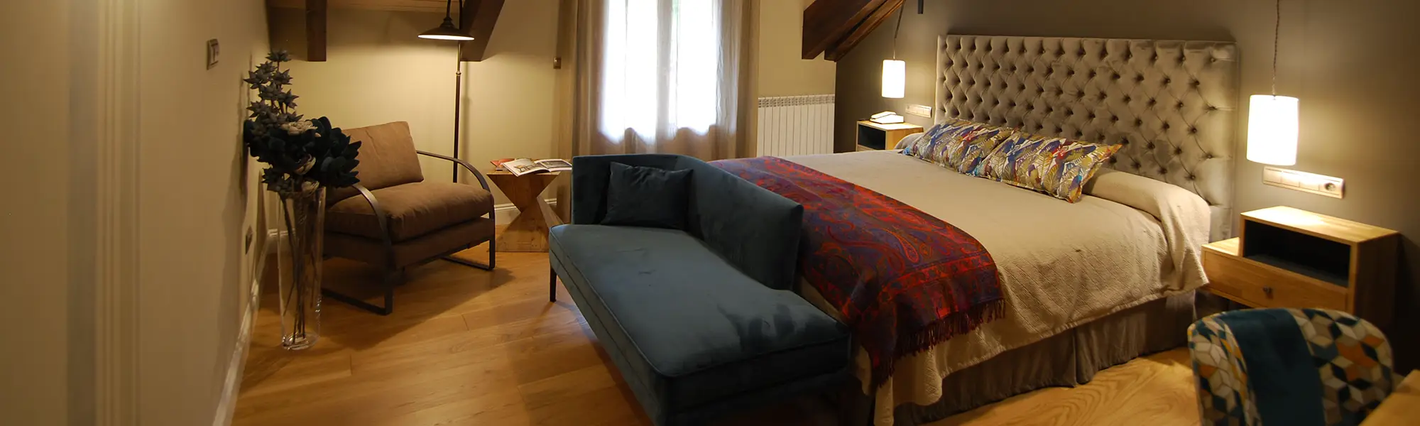 habitación de hotel con tono cálidos y vigas de madera