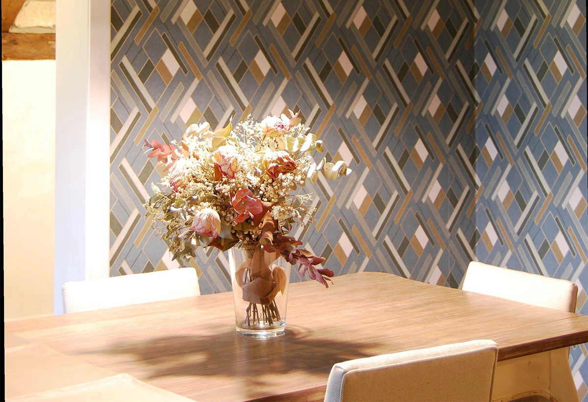 plano detalle de mesa con centro floral y paredes empapeladas