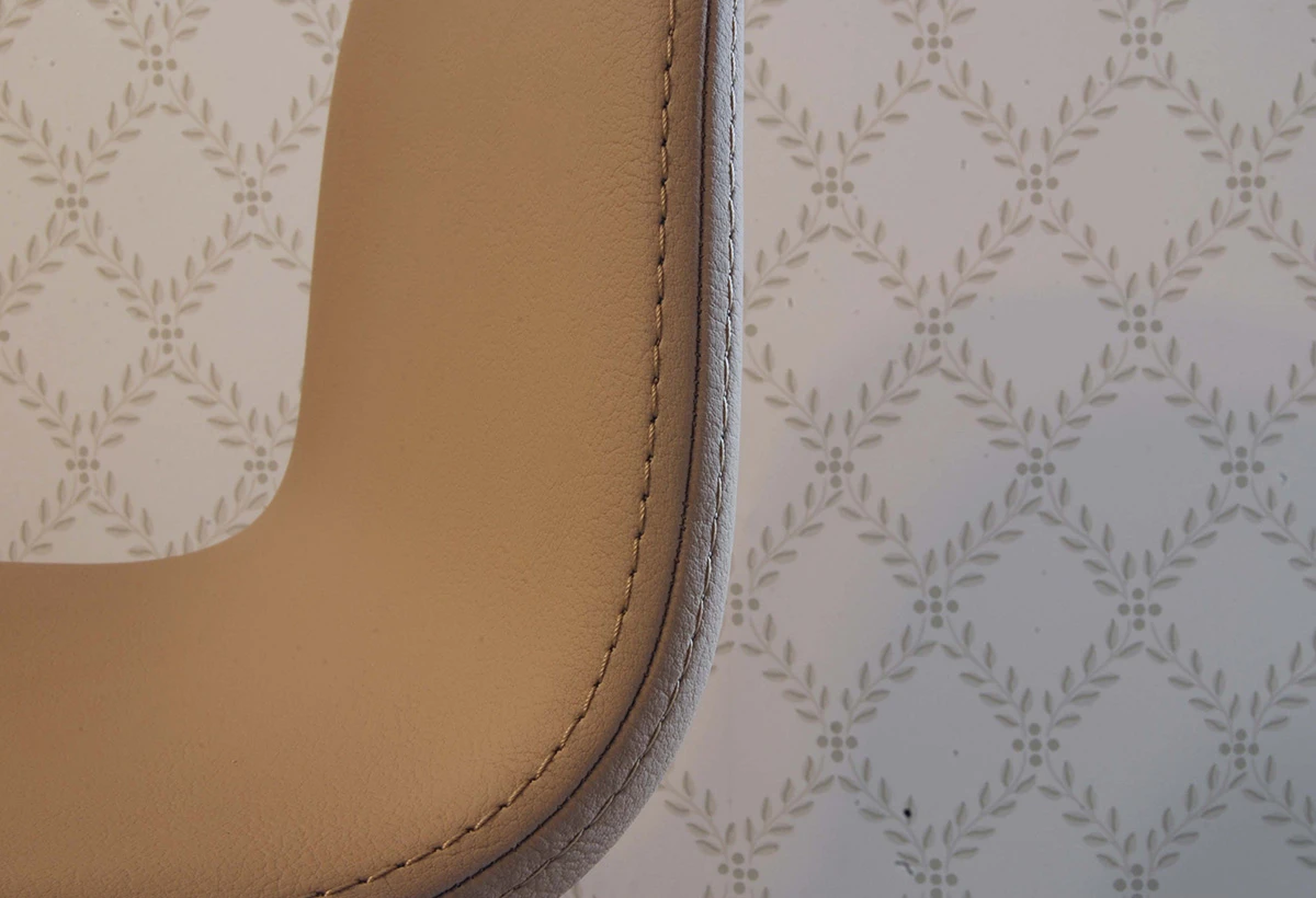 detalle de silla con tapizado de cuero beige