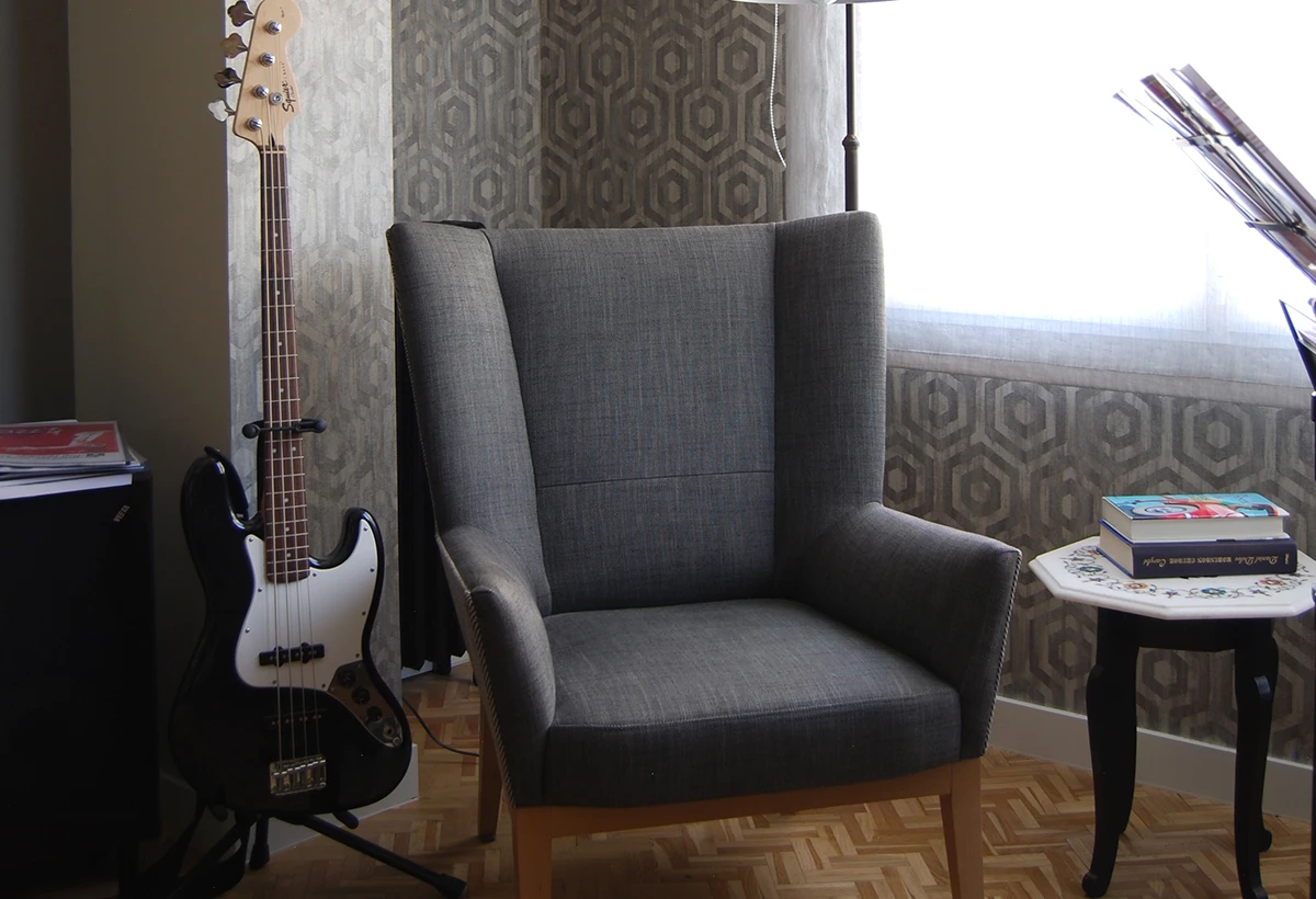sofá individual tapizado con guitarra