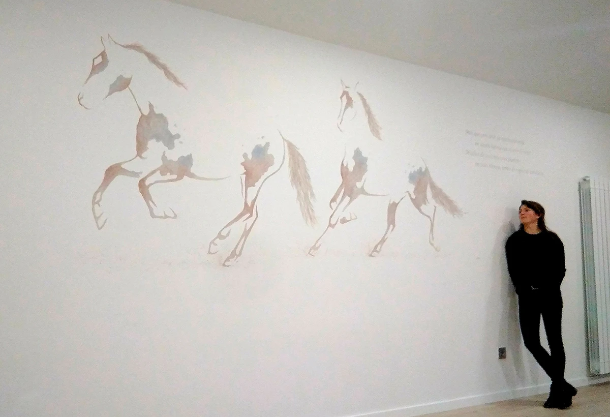 mural ecuestre en pared de museo