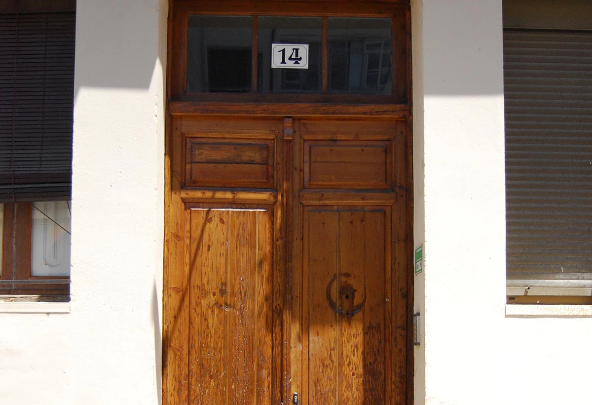puerta de madera restaurada