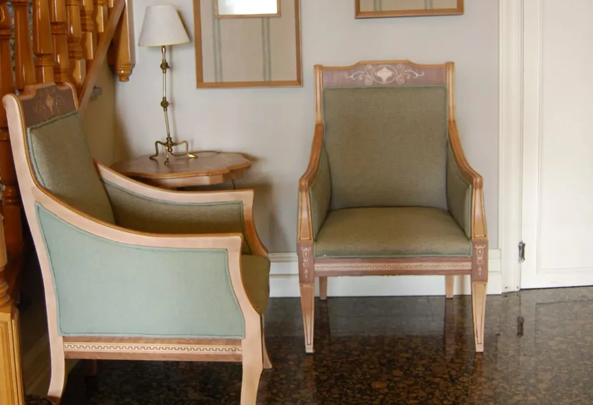 sillas de madera con tapiz verde claro