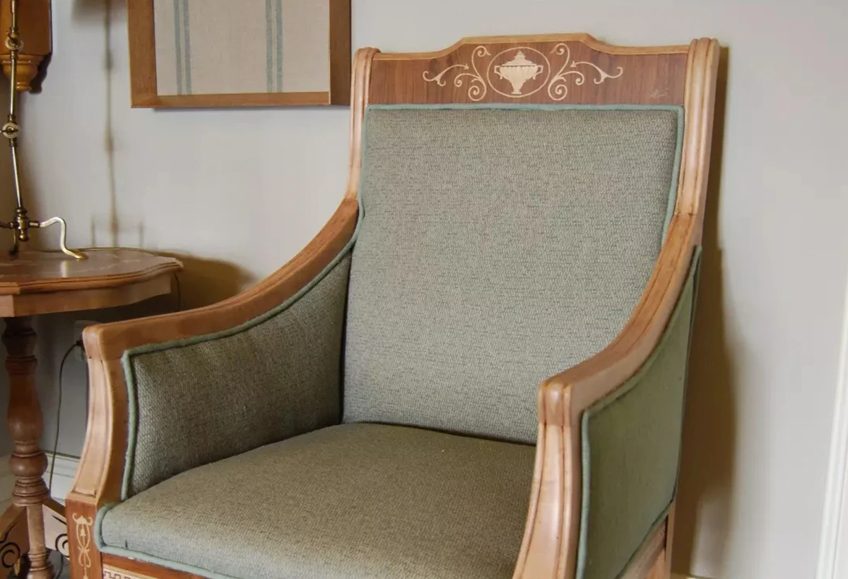 silla de madera con tapiz verde claro