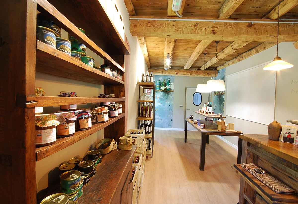 vista general de tienda de alimentacion con mermeladas en estantería de madera