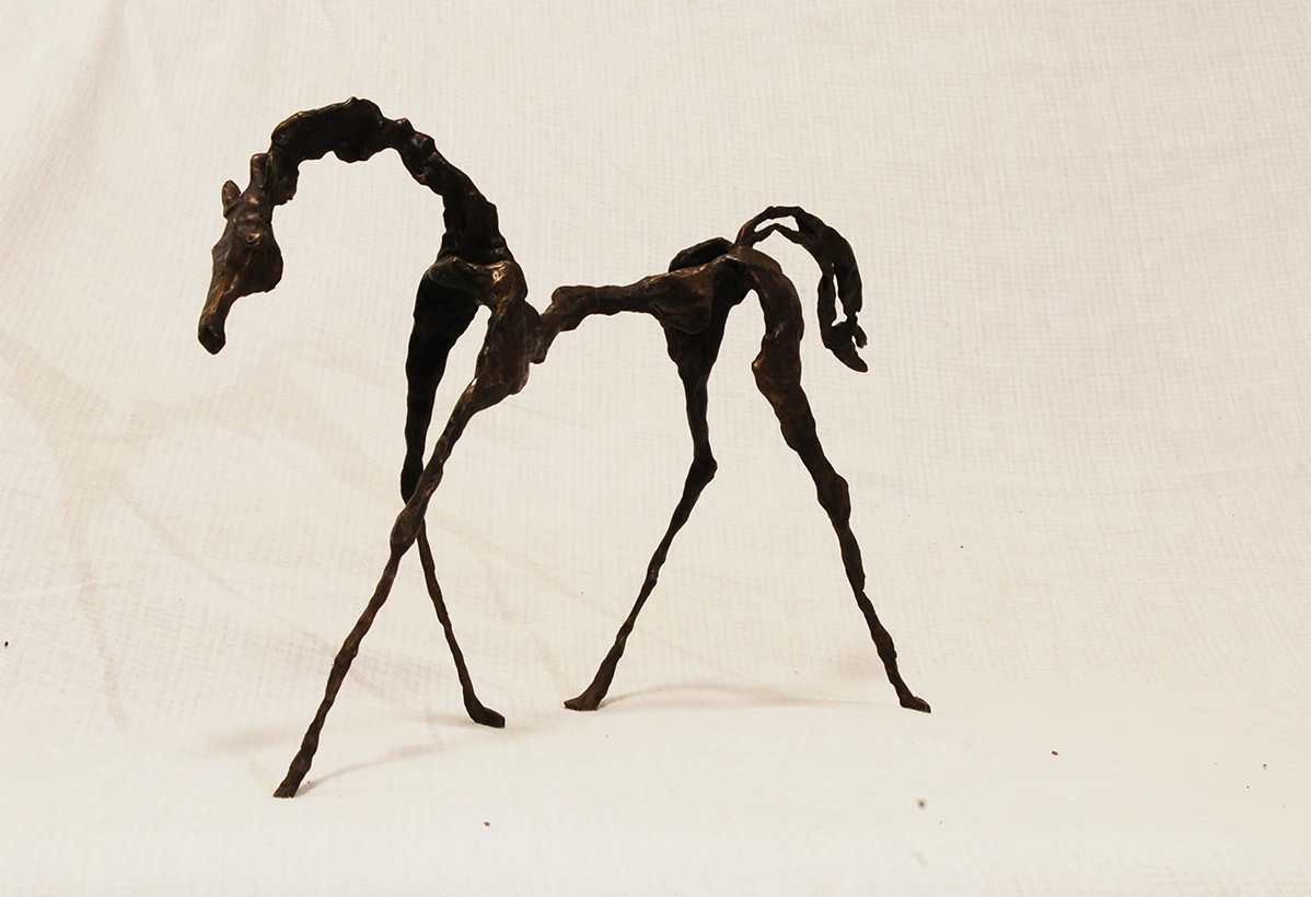 escultura en metal de caballo
