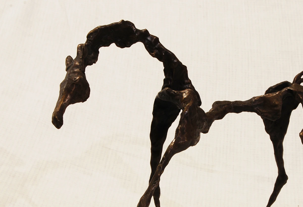 escultura en metal de caballo